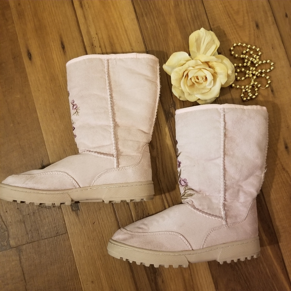 Non branded pink boots size 8 embroidered flowers
